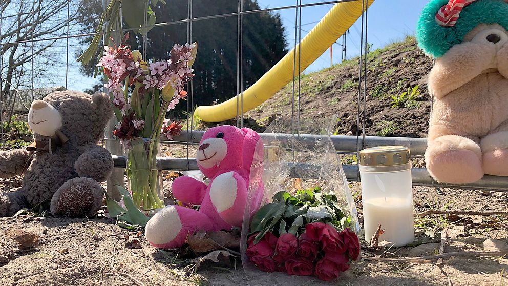 Blommor och nallar har placerats vid olycksplatsen i Kristianstad.