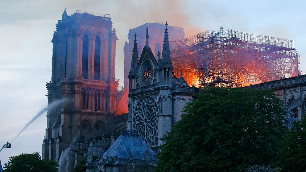 Katedralen Notre Dame började brinna under måndagen.