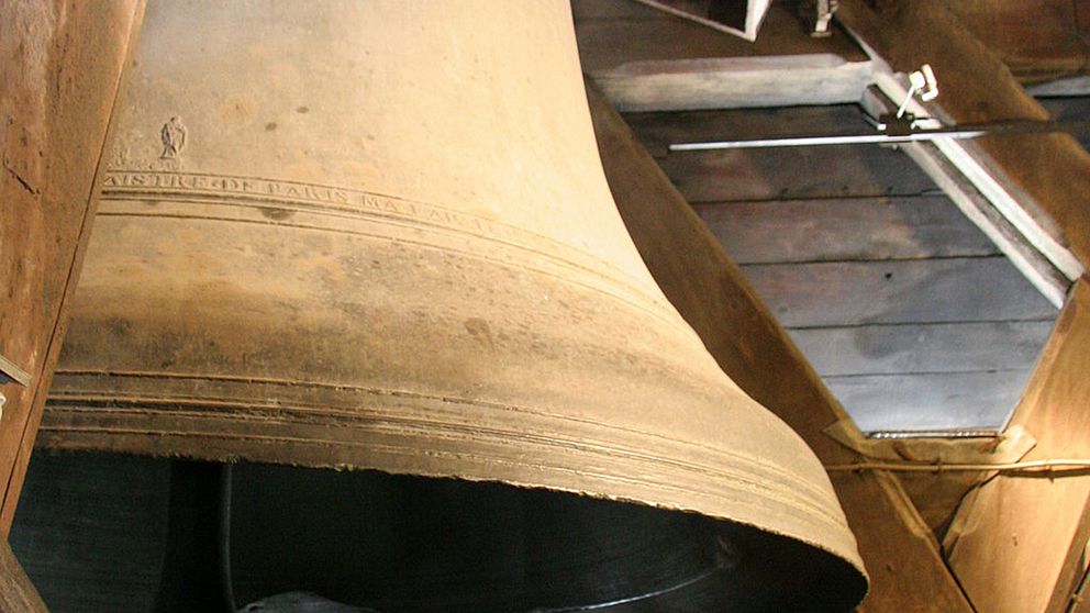 Den närapå 13 ton tunga kyrkklockan har smeknamnet ”humlan” på grund av sin dova klang.