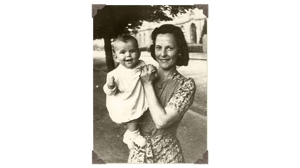 Familjen var splittrad under andra världskrigets sista år. Ralfs lillasyster Silvia föddes 1943 då brodern var evakuerad till Danmark. Bilden är daterad 1944.