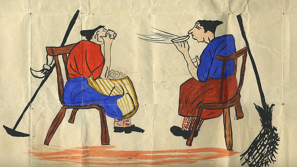 Teckning där två påskkärringar sitter på varsin stol och dricker kaffe med varsin kvast lutad mot stolsryggen.