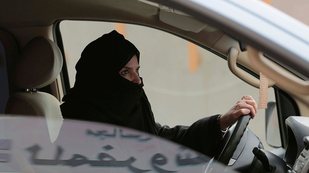 Saudisk kvinna kör bil