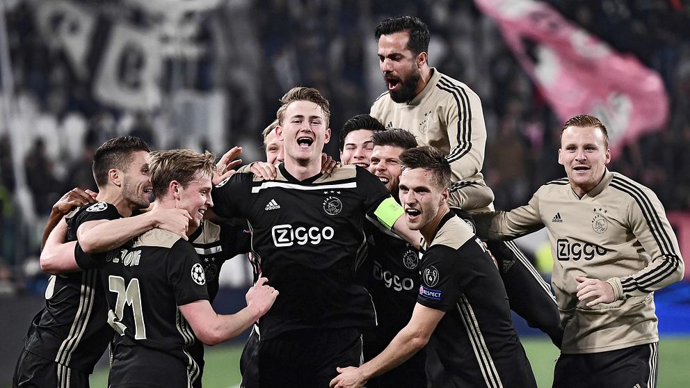Matthijs De Ligt, med lagkaptensbindeln, bredvid Frenkie De Jong (nummer 21) och resten av Ajaxs talangfulla lag efter skrällen borta mot Juventus.
