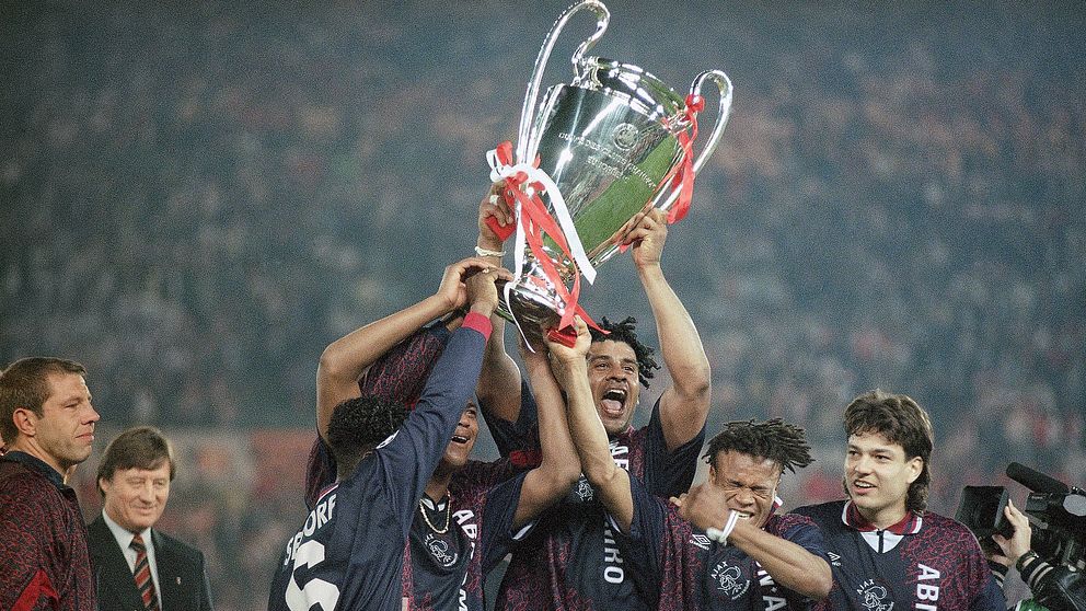 1995 – Ajax unga lag lyfter Champions League-bucklan efter seger i finalen mot Milan med 1-0.