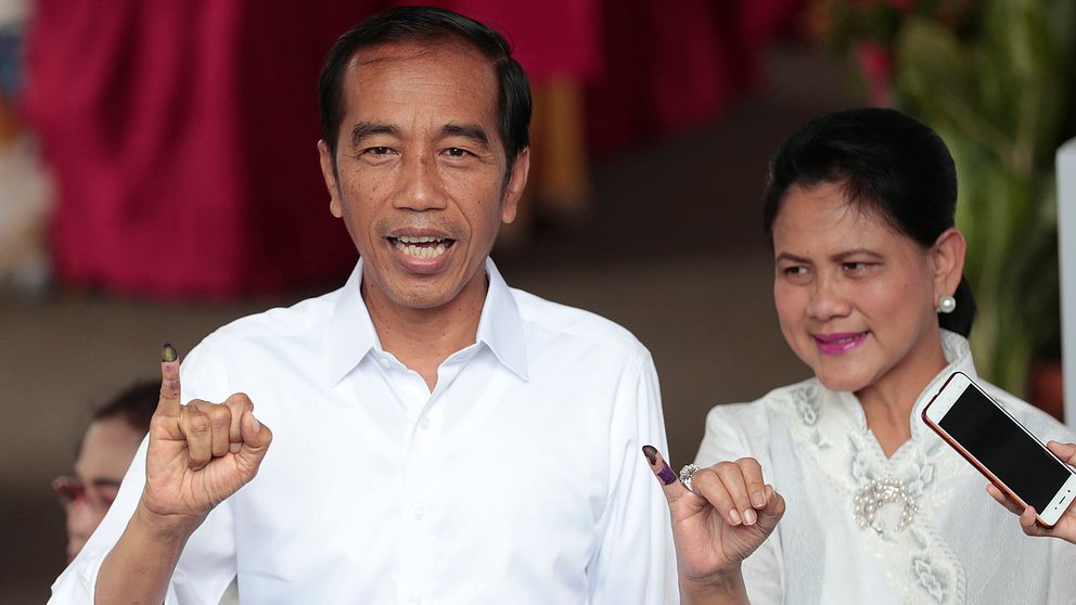 President Joko Widodo och hans hustru Iriana med bläckfläckiga lillfingrar