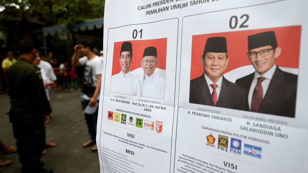 Informationsaffisch med presidentkandidaterna i turistorten Kuta på Bali