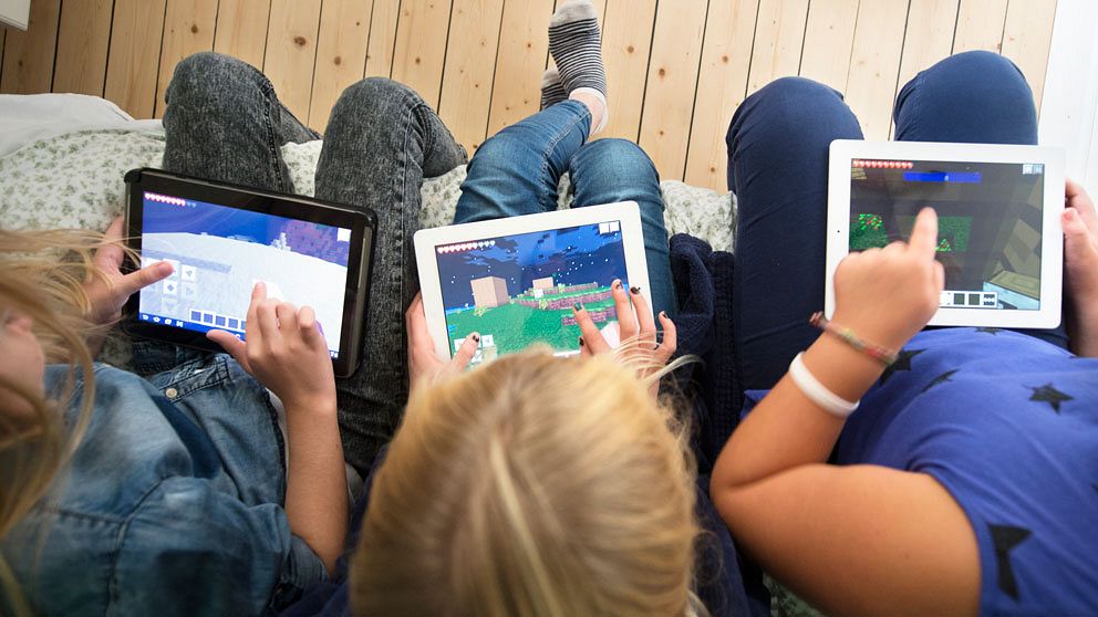 ENKÖPING 20 131 029 Tre kompisar spelar datorspelet Minecraft online på sina surfplattor Foto: Fredrik Sandberg / TT / Kod 10180