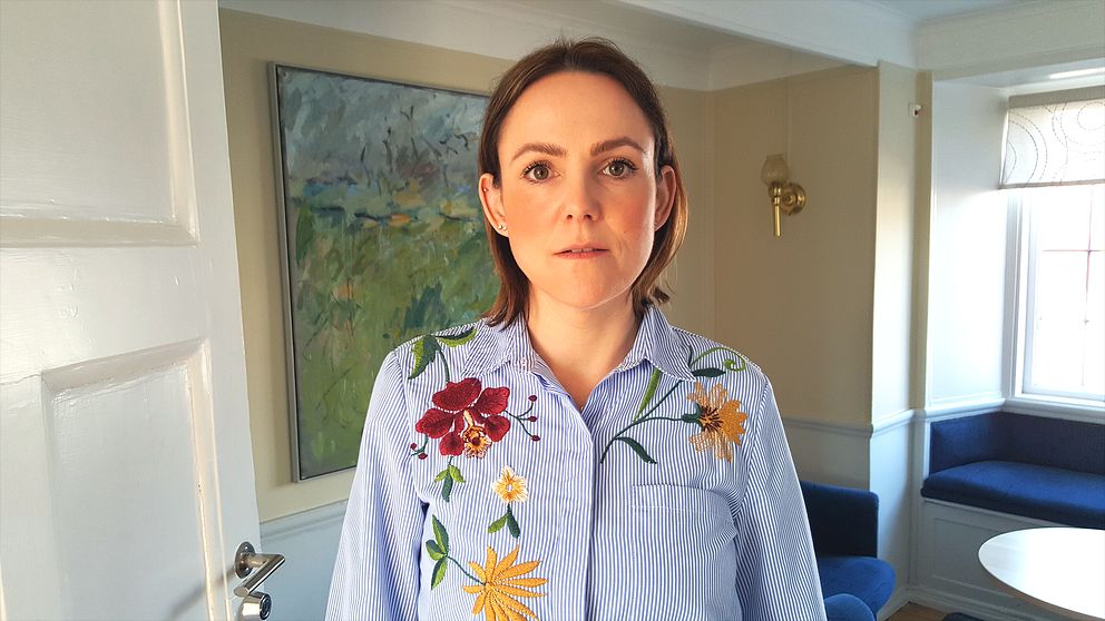 kvinna med blommig skjorta