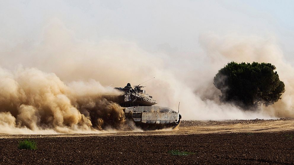 Ett israeliskt stridsfordon nära gränsen till Gaza.