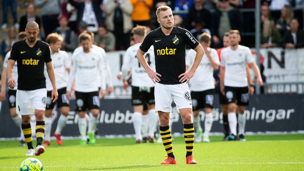 AIK:s Sebastian Larsson deppar efter Örebros 1–0.