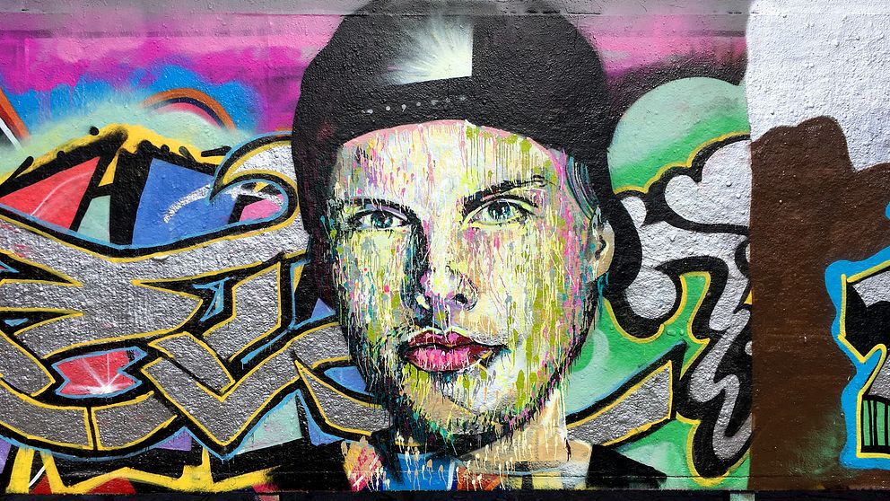 Tim Bergling, målad av konstnären Martin Monet på den lagliga graffittiväggen i Tantolunden.