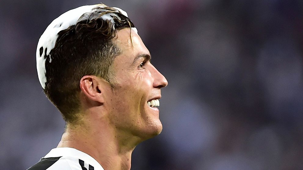 Ronaldo med raklödder i håret efter att ligatiteln säkrats och firats på planen.