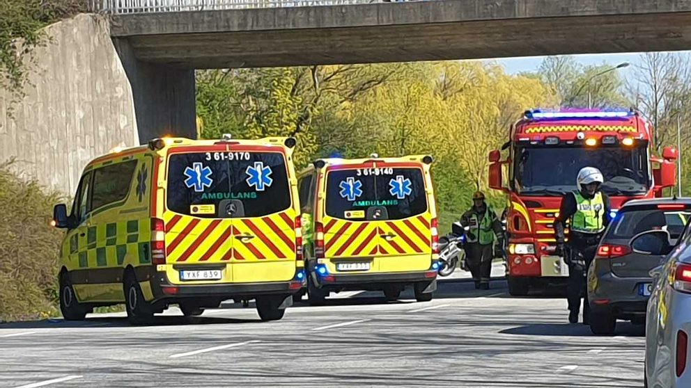 Bil voltade ner från en bro på Axel Danielssons väg i Malmö på påskdagen.