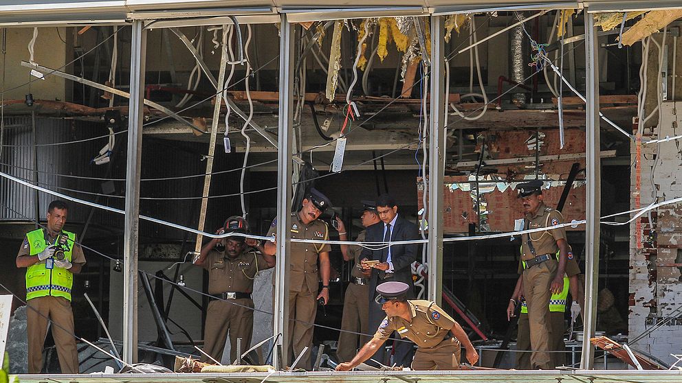 Två självmordsbombare slog till mot lyxhotellet Shangri-La i Sri Lankas huvudstad Colombo. På bilden syns polis inspekterar hotellet efter detonationen.