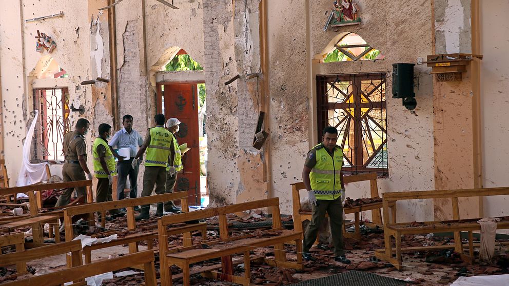 Inuti en av kyrkorna som drabbades i Sri Lanka.