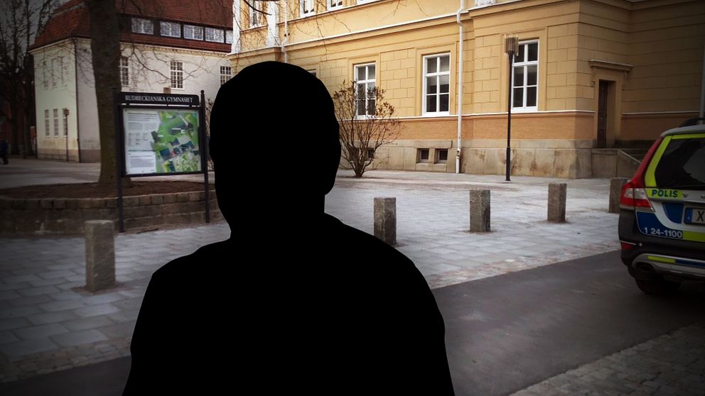En svart siluett av en man syns framför Rudbeckianska skolan i Västerås. Skolan blev hotad i april. En man i 24-årsåldern är åtalad misstänkt för grovt olaga hot.