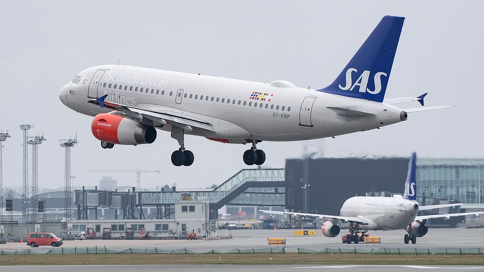 SAS erbjuder resenärer att boka om sina biljetter, efter varsel om strejk från piloterna.