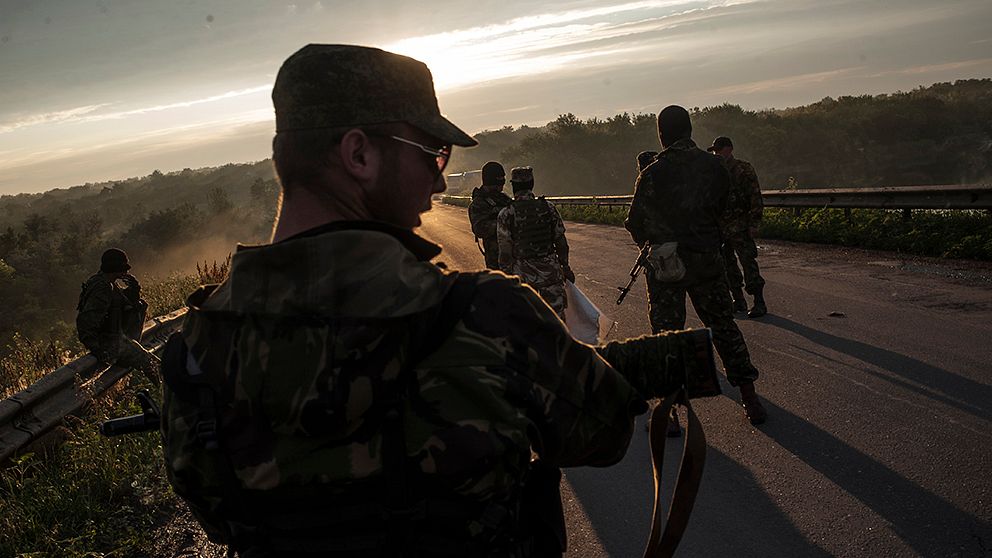 Proryska separatister vid en vägspärr i östra Ukraina.