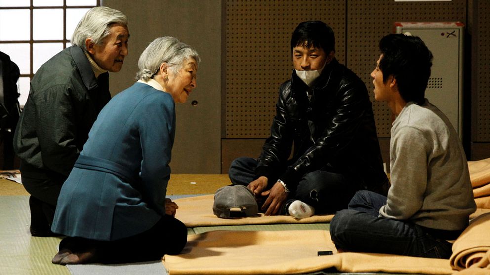 Kejsarparet Akihito och Michiko besökte evakuerade efter kärnkraftsolyckan i Fukushima 2011.