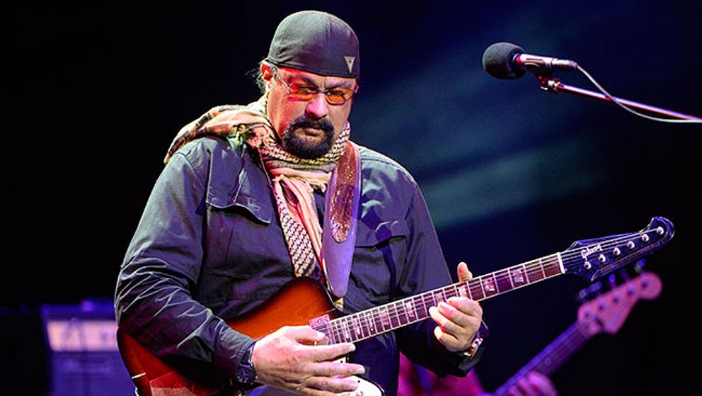 Steven Seagal och han bluesband turnerar under sommaren runt om i Europa.