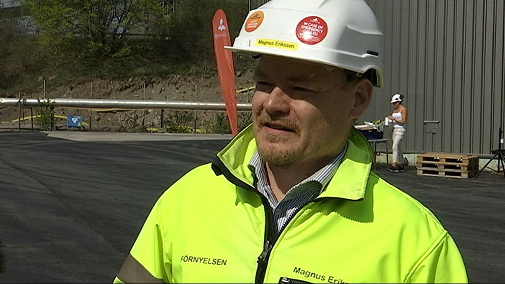 Magnus Eriksson är värmechef på Mälarenergi. Här står han framför den nya ackumulatortanken som syns vid kraftvärmeverket i Västerås.