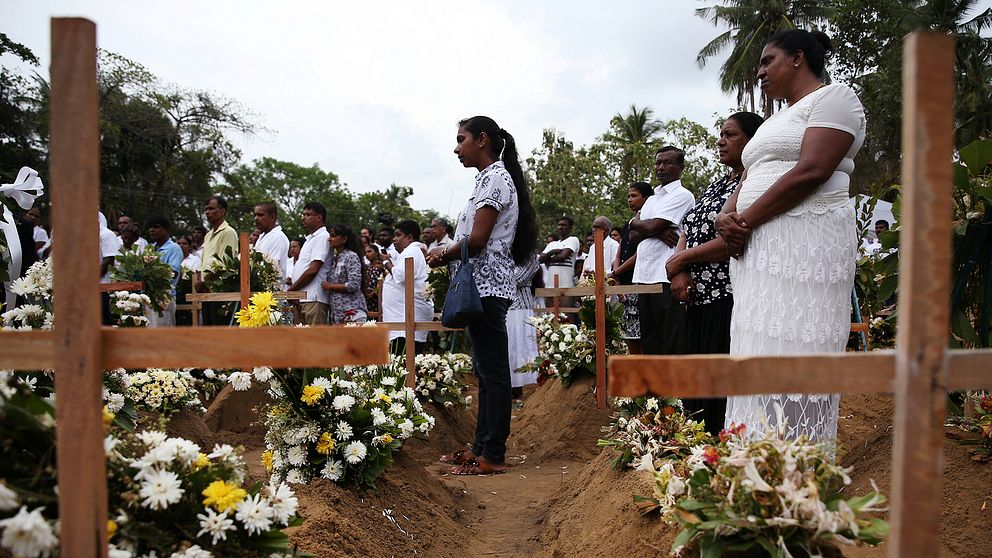 En av hundratals begravningar efter terrordåden i Sri Lanka – hundratals människor dödades i attackerna