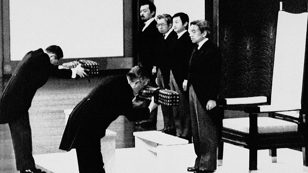 Kejsar Akihitos tideräkning ”Heisei” (Uppnå fred) började när han kröntes 1989. Han tillåts att abdikera av hälsoskäl enligt en ny lag.