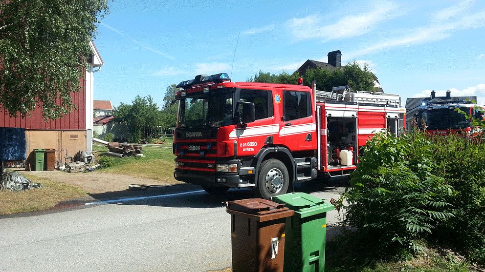 Brandkåren är på plats i Kumla.