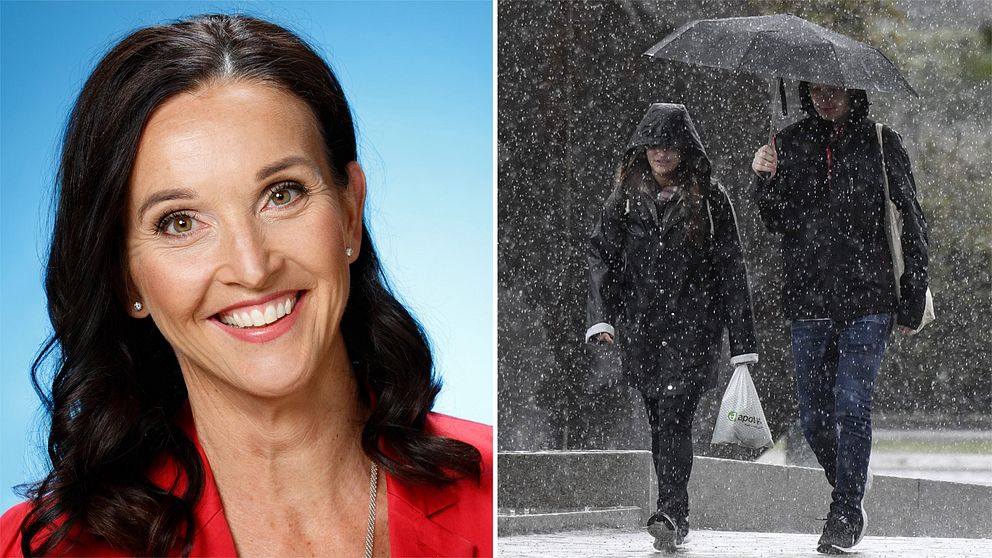 Pia Hultgren, SVT:s meteorolog och kvinna under paraplyg i ösregn.