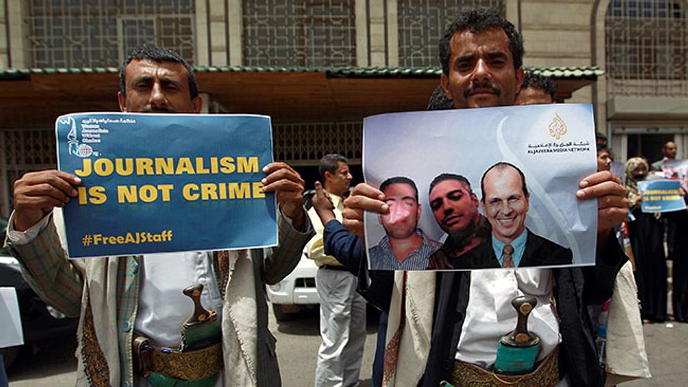 Det är inte första gången Al-Jazira möter motstånd. Tre av tv-bolagets journalister sitter fängslade i Egypten dömda för bland annat medhjälp till terrorism. I slutet av juni hölls en protestaktion i Jemen mot fängslandet.
