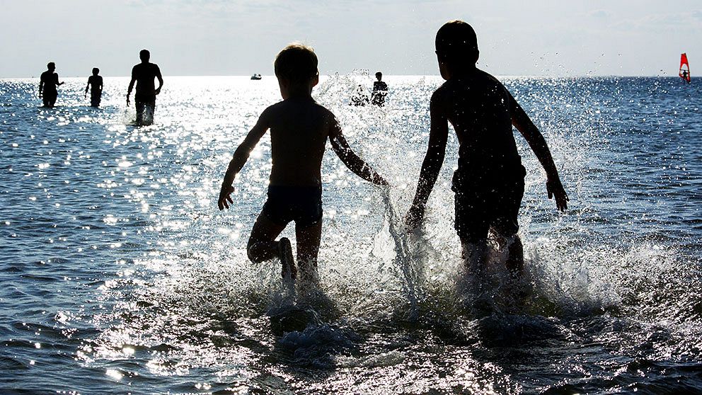 Svalkande bad medan solen sakta sänker sig i Öresund vid Lomma Beach efter ännu en varm julidag.