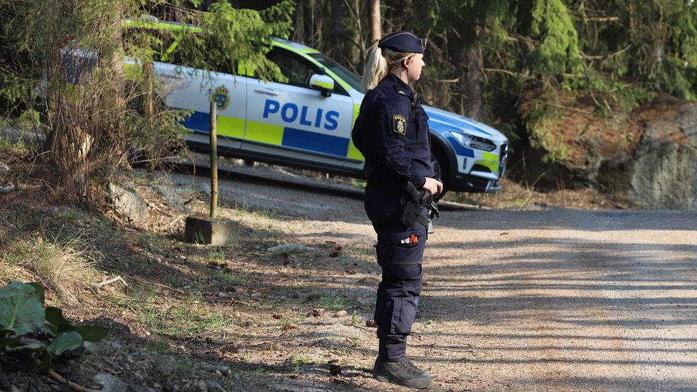 Polis vid plats för överfallsvåldtäkt i Länna