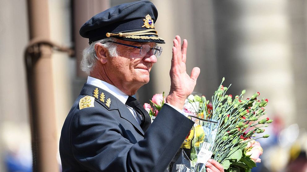 Kung Carl Gustaf firades traditionsenligt på födelsedagen på yttre borgården vid Stockholms slott.