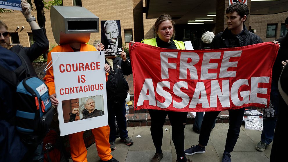 Protesterande Assange-supportrar på plats utanför domstolen