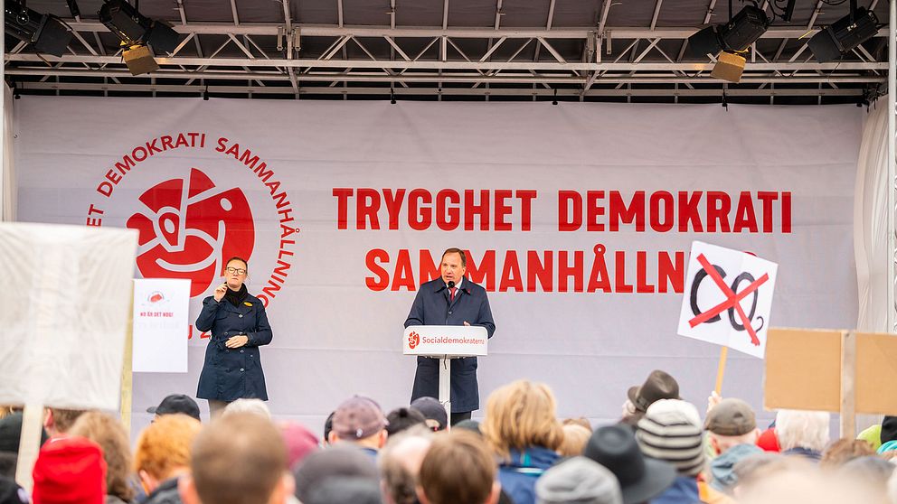 Statsminister Stefan Löfven (S) förstamajtalar på Rådhustorget i Umeå.