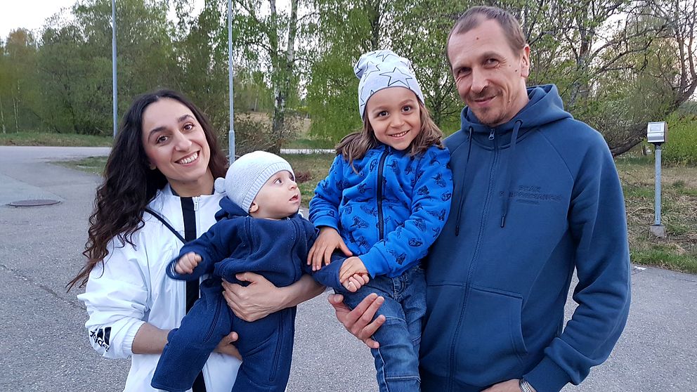 Paret Luisine Djanyan och Aleksej Knedljakovskij tillsammans med sina två barn.