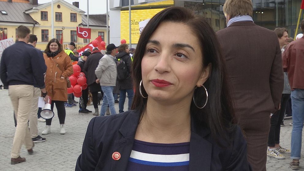 Socialdemokraternas Evin Incir under förstamajtåget i Uppsala. Hon är kandidat till Europaparlamentet från Uppland.