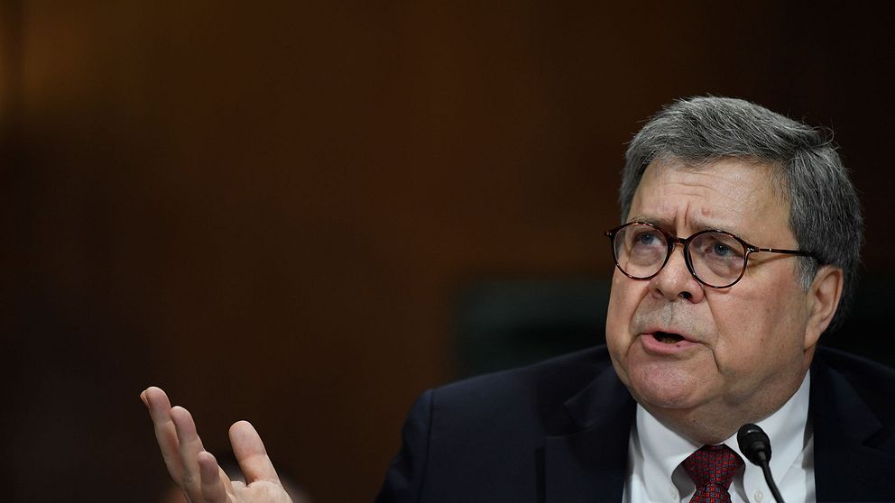 Justitieminister William Barr vittnar i kongressen.