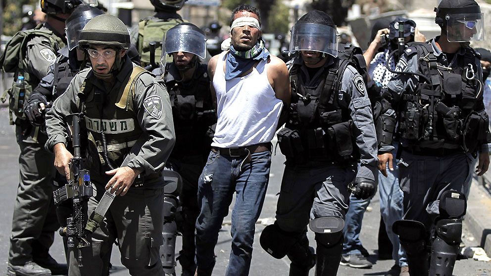 Israeliska styrkor arresterar en palestinier