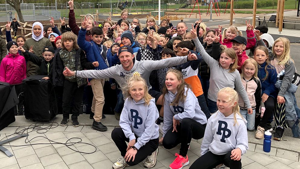 Pidde P är på turné med Skåneidrotten i ett projekt för mer rörelse i skolan.