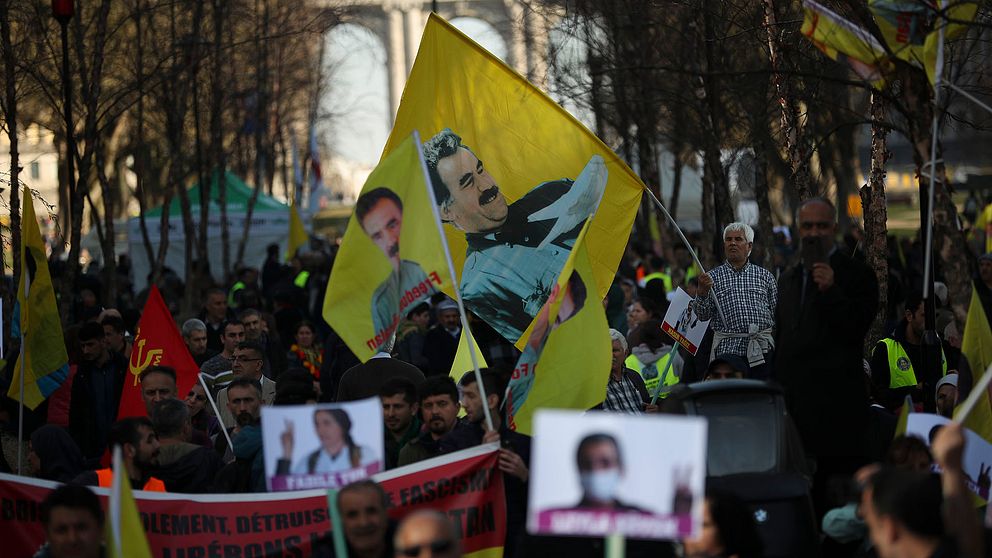 Demonstranter i Bryssel håller upp flaggor på den fängslade kurdiska PKK-ledaren Abdullah Öcalan under en protest i februari i år.