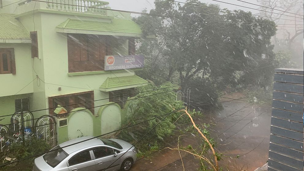 Utsikten från ett hus i Bhubaneswar, där cyklonen ännu inte blivit som värst.