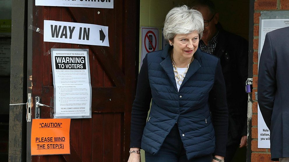 Theresa May lämnar sin vallokal i Thames Valley efter att ha röstat. Premiärministerns konservativa parti ser ut att förlora många platser i de lokala valen.