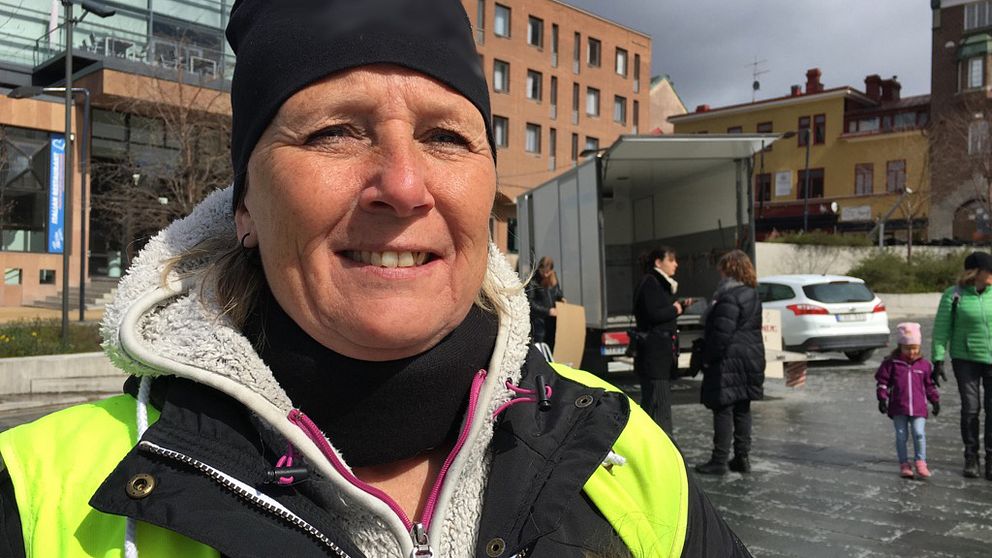 medelålders kvinna på torget i Östersund