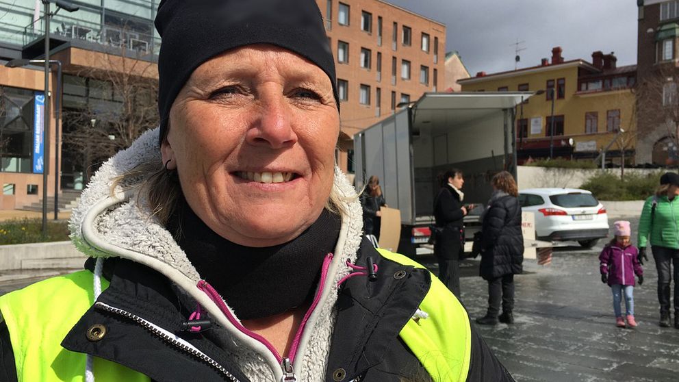 medelålders kvinna på torget i Östersund
