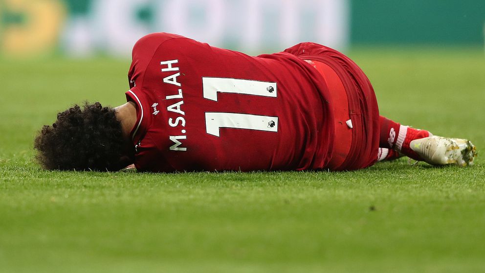 Mohamed Salah skadade sig och blev utburen på bår i Liverpools näst sista ligamatch för säsongen.