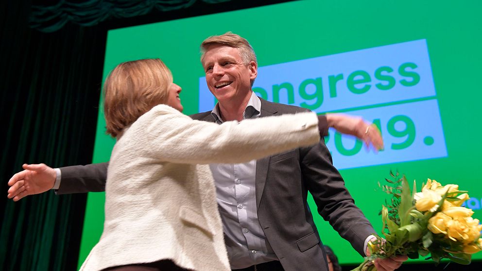 Per Bolund valdes till nytt språkrör och grattuleras av språkröret Isabella Lövin på Miljöpartiets kongress.