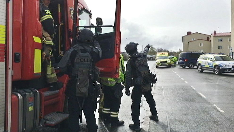insats-poliser och brandmän vid en vrandbil på stadsgata i Östersund