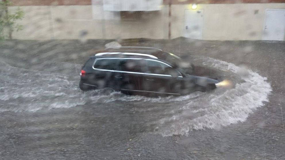 Kraftigt åskväder i Piteå. Översvämningar och bilar som fick motorstopp.