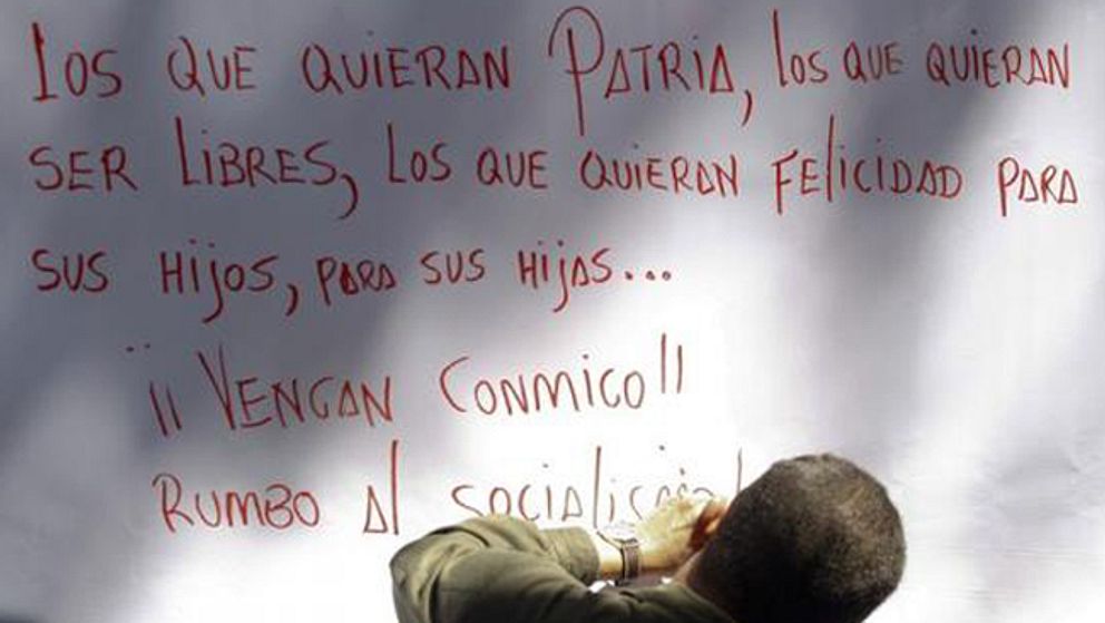 Hugo Chávez skriver ett meddelande på en vägg i Caracas, Venezuela 2008.